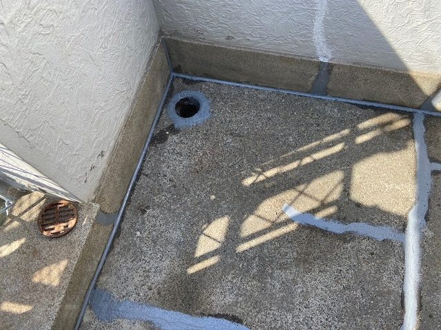 ヒビや排水口周りを補修します