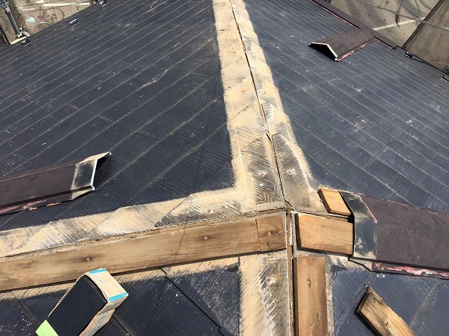 既存の貫板を撤去している様子