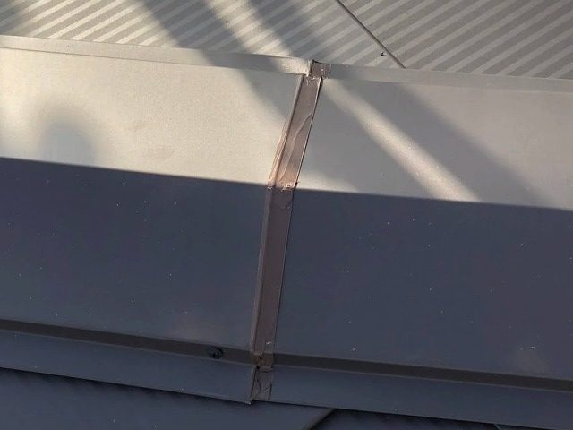 棟板金の継ぎ目の止水処理が完了しました