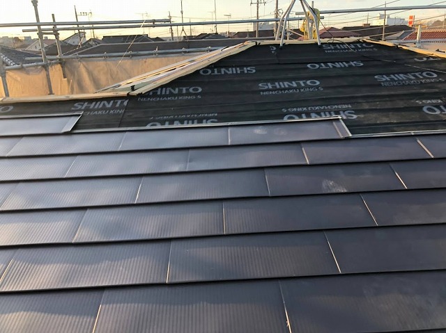 屋根材設置の様子