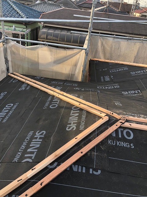 屋根の形状に合わせて棟板を設置します