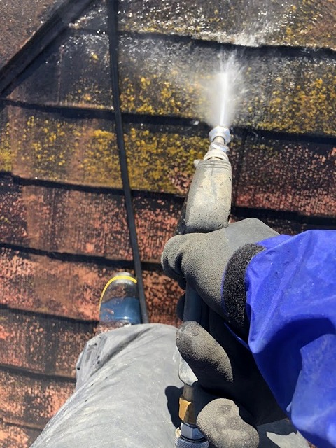 高圧洗浄で屋根の汚れを落とします