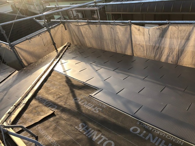 屋根材を設置します