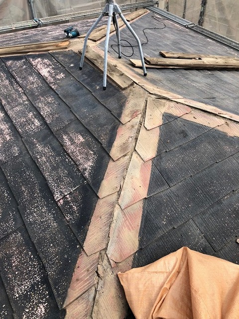 屋根の棟板を取り外します