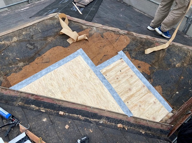 新しい屋根の下地を入れて補修します