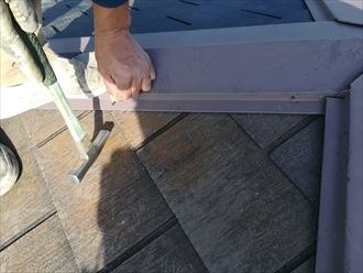 棟板金を取り付ける