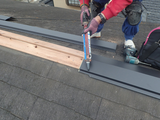 棟板金の繋ぎ目はシーリング処理をします