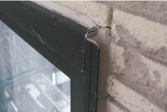 窓サッシ周辺のコーキング