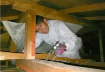屋根裏での作業の様子 屋根裏での作業の様子