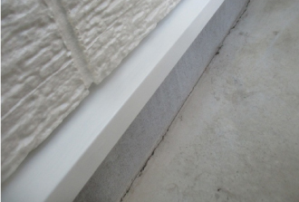 基礎と外壁の仕切り部分の水切り金具