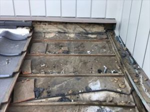 既存の瓦を撤去