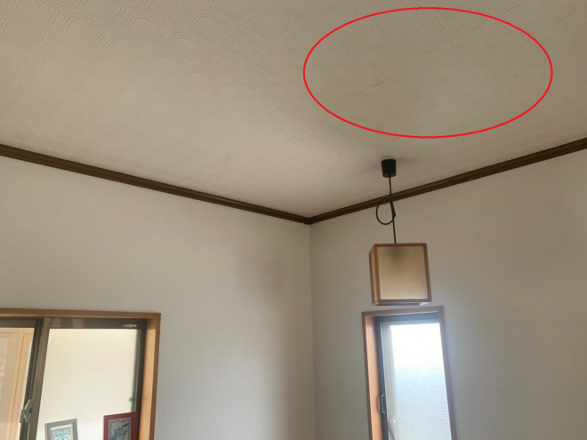 天理市で雨漏れの無料点検、見えない屋根上で日本瓦がめくれ上がり雨漏れ状態に