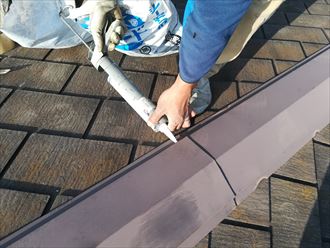 棟板金の継ぎ目はコーキング材で処理