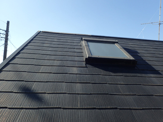 天窓付きのスレート屋根
