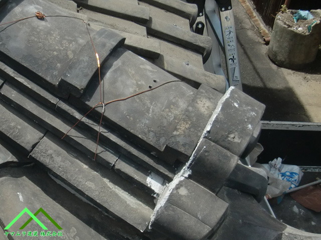 鬼瓦の背面に漆喰を塗ります