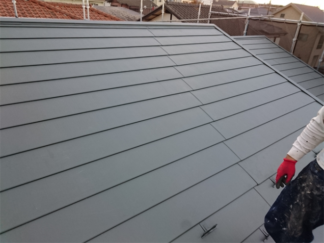 平葺きヒランビーを使用した屋根葺き替え工事が完了