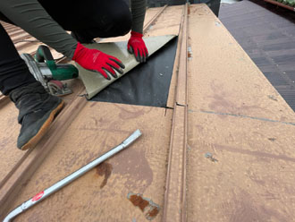 バールで屋根材を解体