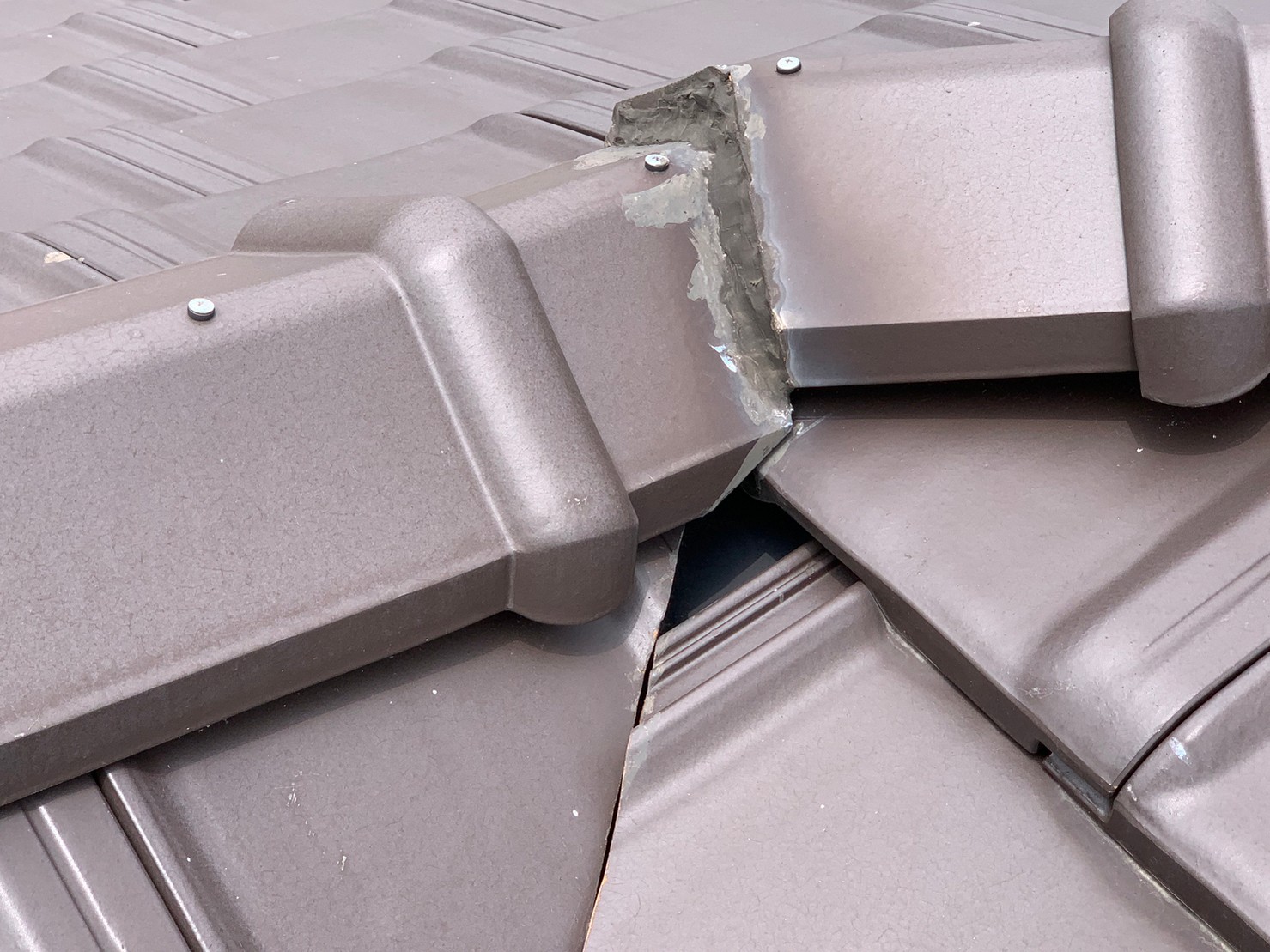 守山区で瓦が足りない様子