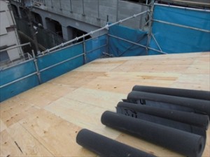 桟木を撤去し野地板を張ります