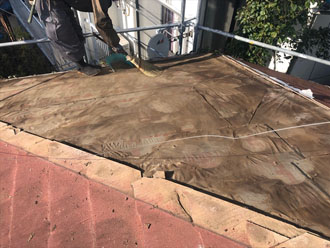 葺き替え箇所のスレートを撤去し清掃します