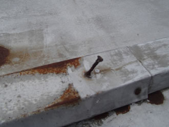 瓦棒屋根　釘の浮き