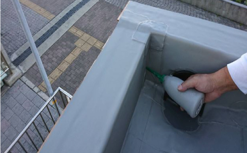 立ち上がり部分の剥がれの補修の様子 立ち上がり部分の剥がれの補修の様子