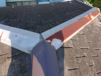 棟板金が錆びている