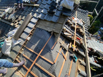 ルーフィング材と桟木の取り付け