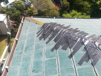 棟板金が剥がれた部分にはテープが貼ってありました