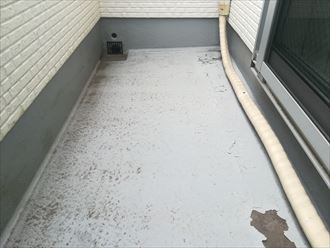 ベランダ床の表面が剥がれ始めています