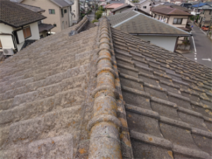 一見問題の無いように見えるセメント瓦屋根