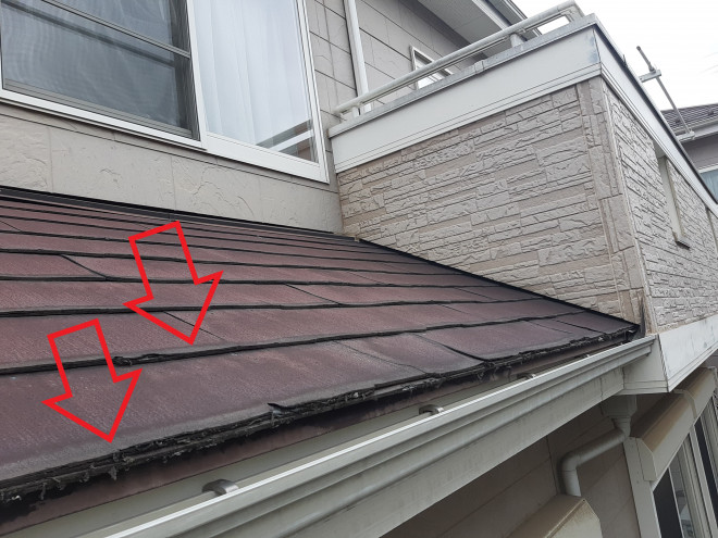 屋根材の下端に剥がれがある屋根