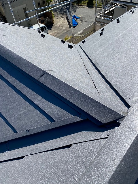 施工後の屋根の棟と谷部分