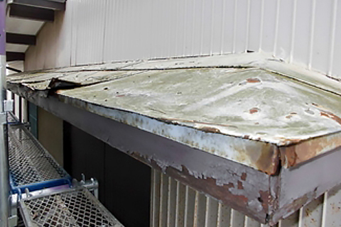 錆や変形でボロボロの霧除け