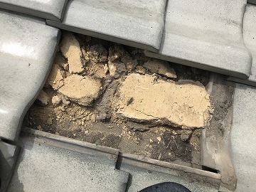瓦が屋根から欠けた箇所