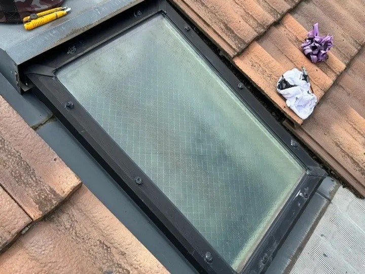 天窓周辺に加え固定用ビスの頭部分にもシーリング処理した状態