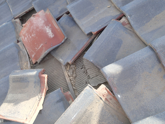 瓦がずれて防水紙が剥き出しに