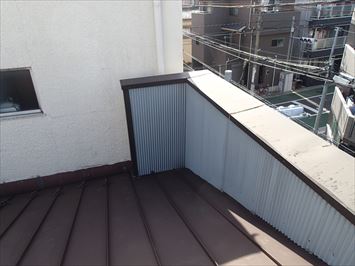 雨漏りを起こしている真上には笠木がありました