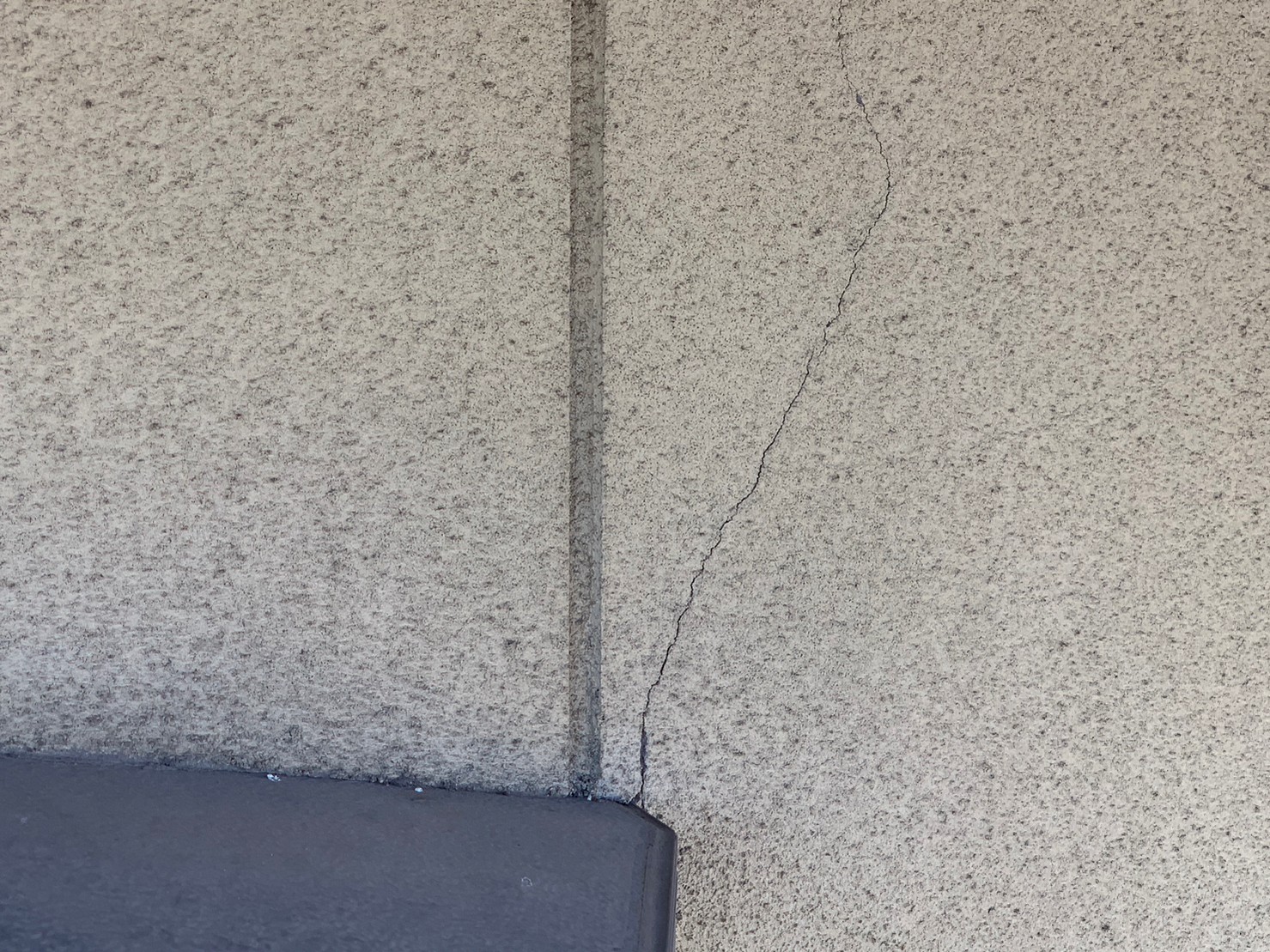 守山区のモルタル外壁ひび割れ