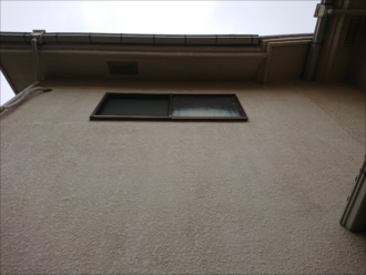 建物の外側から雨漏りの原因を調査