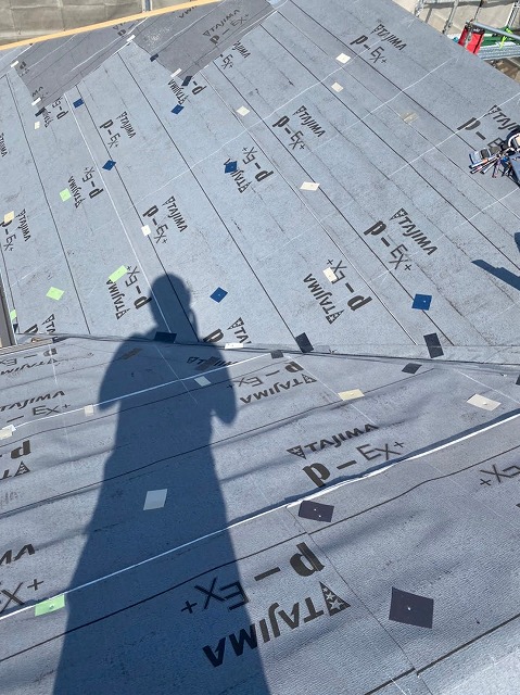 防水シートを張った屋根全体の様子