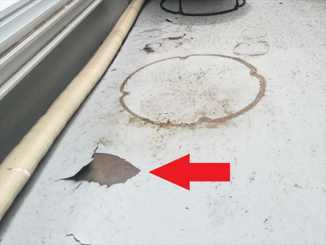 FRP防水のトップコートが剥がれている様子