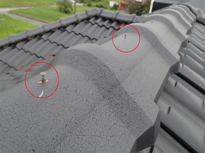 棟瓦の釘の浮きが目立ちますので補修を行いましょう