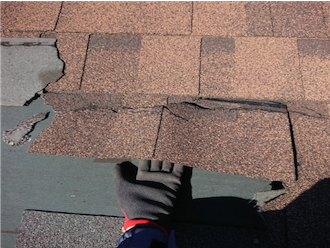 剥がれかけている屋根材