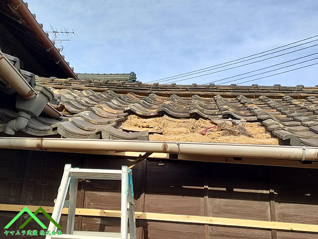 屋根土などをめくります