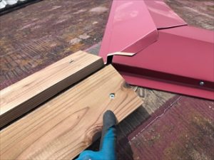 貫板や棟板金はビスで固定