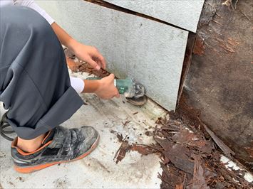 浮いている立上り壁のFRP層は除去