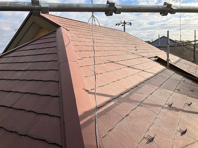 春日部市　藤塚　梅雨・台風対策はお早めに！屋根の経年劣化に悩む方必見！雨漏り前に屋根カバー工事を実施