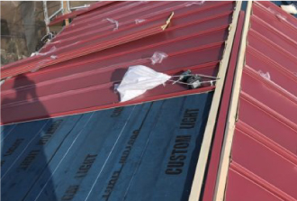 金属屋根と防水紙