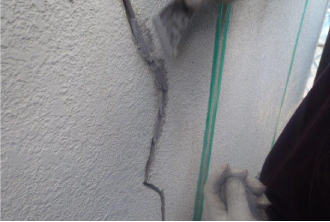 樹脂モルタルを詰める